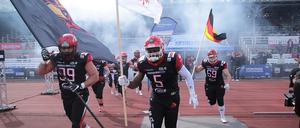 Einmarsch zum Auftakt. Das erste Royals-Heimspiel 2019 wurde von einer Rauch- und Feuershow eingeläutet.