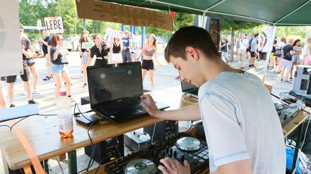 Jugendliche demonstrieren am 10. Jnui 2018 am Teltower S-Bahnhof für kostenlose, unkommerzielle, elektronische Tanzveranstaltungen in Teltow.