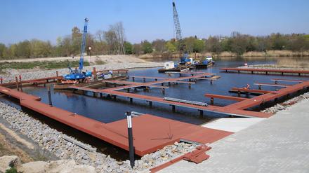 In Arbeit. Kurz vor der Eröffnung sieht der Hafen noch sehr karg aus.
