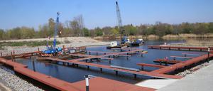 In Arbeit. Kurz vor der Eröffnung sieht der Hafen noch sehr karg aus.