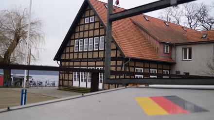 Unbewohnt. Die modernisierten Zimmer im Seekrug-Gebäude können noch nicht genutzt werden - Problem ist der Brandschutz. 