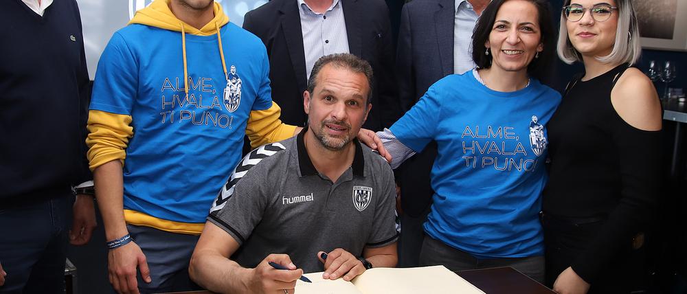 Eintragung ins Goldene Buch der Stadt: Almedin Civa mit Jann Jakobs, Sohn Karem, Mike Schubert, Matthias Platzeck sowie seiner Ehefrau Dilsad und Tochter Seherzada.