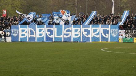 Die Fankurve im Babelsberger Karl-Liebknecht-Stadion. 