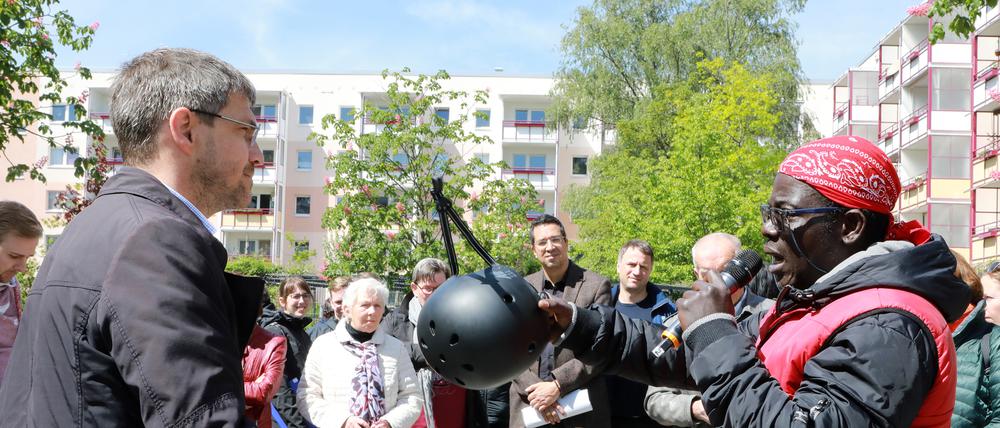 Nah dran. Oberbürgermeister Mike Schubert (l.) im Gespräch mit Schlaatzern.