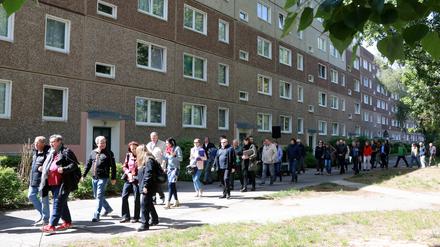 An dem Stadtteilspaziergang durch den Schlaatz konnten Anwohner auf ihre Probleme aufmerksam machen.