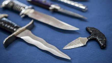 Diese Messer hat die Bundespolizei beschlagnahmt.