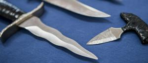 Diese Messer hat die Bundespolizei beschlagnahmt.