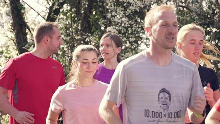Hehres Ziel. Jan Fitschen (2.v.r.) nimmt sich vor, 10.000 Laufanfänger je 10.000 Meter bewältigen zu lassen. 
