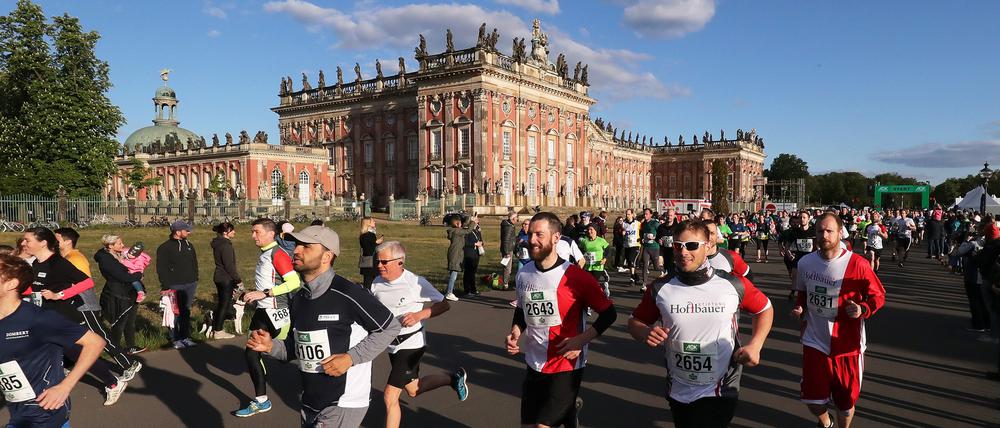 Der Potsdamer Firmenlauf startete am Neuen Palais und führte 5,2 Kilometer durch den Park Sanssouci.