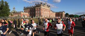Der Potsdamer Firmenlauf startete am Neuen Palais und führte 5,2 Kilometer durch den Park Sanssouci.