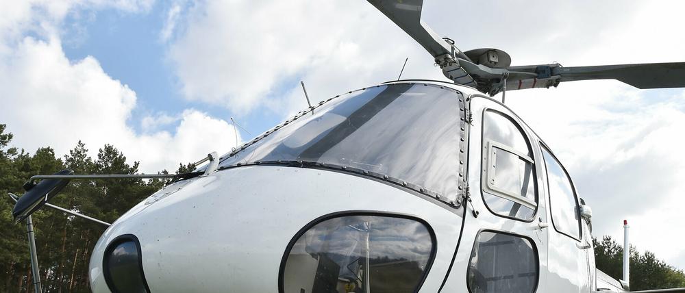 Dieser Hubschrauber versprüht das Insektizid "Karate Forst" gegen den Kiefernschädling Nonne.