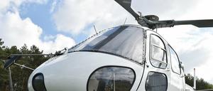 Dieser Hubschrauber versprüht das Insektizid "Karate Forst" gegen den Kiefernschädling Nonne.
