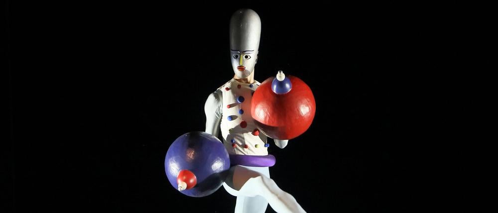 Die Figur mit dem silbrigen Gesicht ist in Poserlaune und zeigt seine Kugelhände.