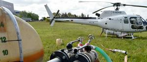 Seit der vergangenen Woche versprühen Hubschrauber das Schädlingsbekämpfungsmittel "Karate Forst".