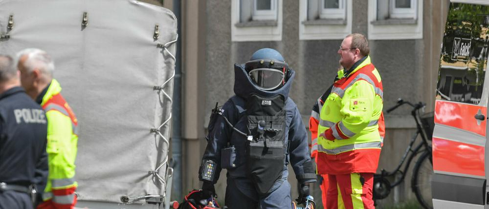 Am Montag wurden zwei tote Männer in einer Wohnung in Forst in Brandenburg entdeckt. Kriminaltechniker und auch ein Sprengstoffexperte untersuchten den Tatort. 