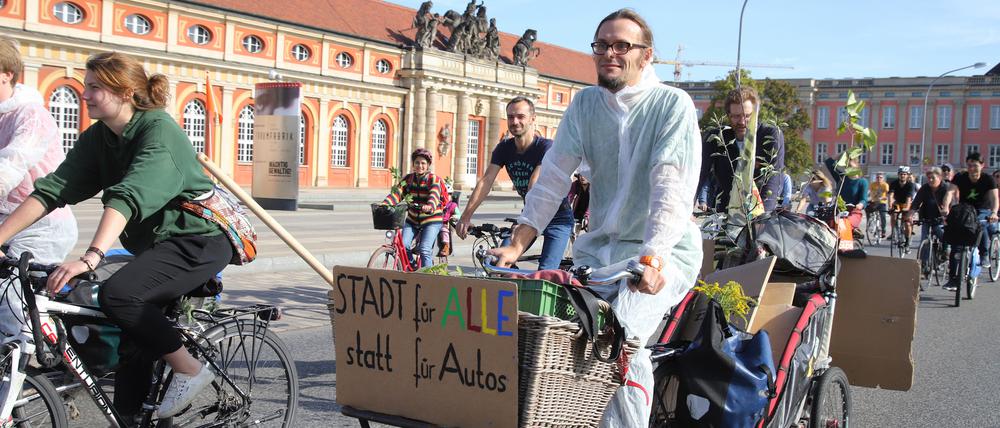 Die Grünen fordern eine autofreie Potsdamer Innenstadt. Dafür demonstrierten auch Fahrrad-Aktivisten im Oktober 2018, wie hier zu sehen.