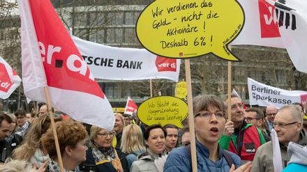 Bereits im April wurde gestreikt. Auch am Freitag gehen Bank-Beschäftigte wieder auf die Straße.