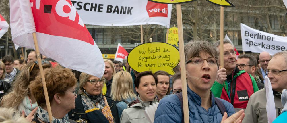 Bereits im April wurde gestreikt. Auch am Freitag gehen Bank-Beschäftigte wieder auf die Straße.