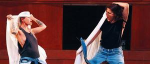 Die Politik Israels steht bei „Demonstrate Restraint“ von der Choreografin Yasmeen Godder im Mittelpunkt. 2001 gewann die Israelin den Bessie Award.
