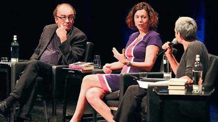 Die Geschwister Eva und Robert Menasse sprachen im Hans Otto Theater über familiäre Verhältnisse, das Schreiben und die Gefahren des Internets. Marion Brasch (r.) moderierte. 