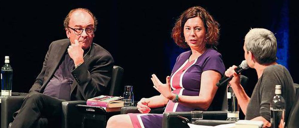 Die Geschwister Eva und Robert Menasse sprachen im Hans Otto Theater über familiäre Verhältnisse, das Schreiben und die Gefahren des Internets. Marion Brasch (r.) moderierte. 
