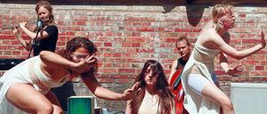 Am Samstag wurde der trockengelegte Kanal zu einem Ort, der sich um die Kunst dreht. Die Veranstaltung „Aufbruch. Raum in Sicht“ bot Musik, Diskussionen und Performances – wie hier vom Tanzkollektiv „chiffre:blu“.