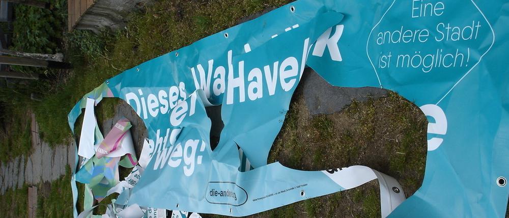 Die Unbekannten haben ein extra gedrucktes Banner von Die Andere zerschnitten.