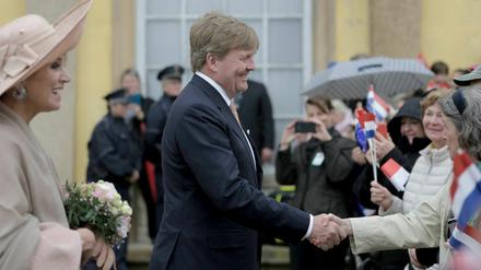 König Willem-Alexander und Königin Máxima stehen vor dem Schloss Sanssouci.