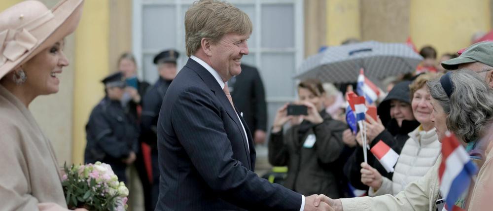 König Willem-Alexander und Königin Máxima stehen vor dem Schloss Sanssouci.