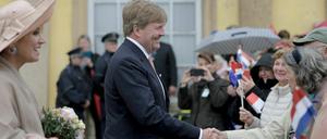 König Willem-Alexander und Königin Máxima stehen vor dem Schloss Sanssouci.
