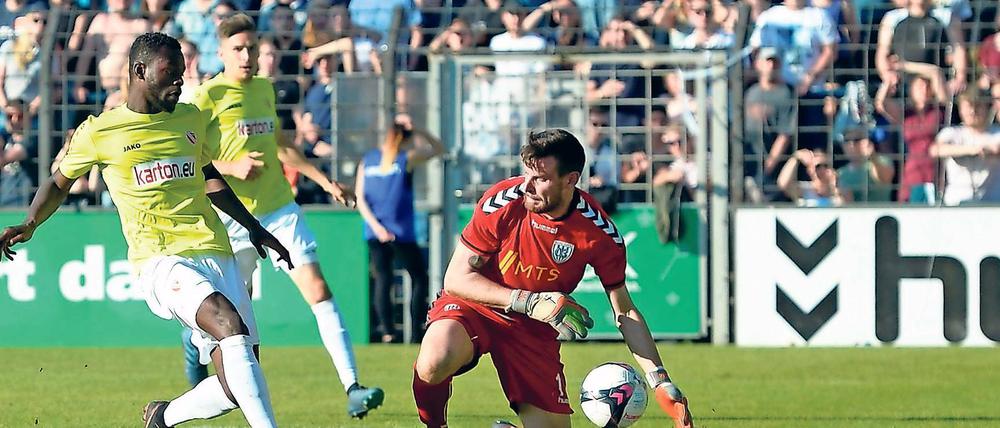 Er schoss den Treffer des Tages. Kevin Weidlich brachte seinem FC Energie Cottbus später, aber verdient mit seinem Tor den Pokalsieg. Der Babelsberger Torhüter Marvin Gladrow hatte mit seiner Mannschaft das Nachsehen.