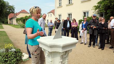 Die Sonnenuhr steht jetzt wieder auf dem Schlossvorplatz in Sacrow. Vor zwei Jahren musste sie wegen starker Beschädigungen abgebaut werden. Restauratorin Judith Teichmann von der Schlösserstiftung präsentierte am Freitag den Zeitmesser, der zu den ältesten Ausstattungsstücken im einstigen Gutspark gehört.
