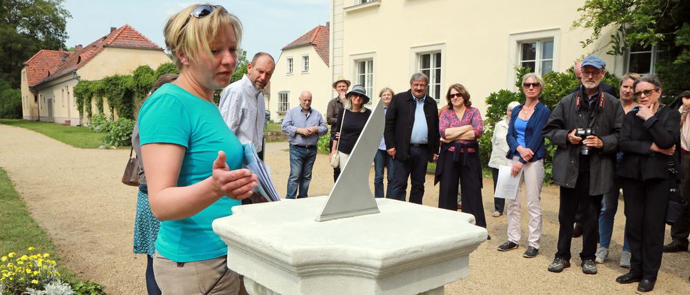 Die Sonnenuhr steht jetzt wieder auf dem Schlossvorplatz in Sacrow. Vor zwei Jahren musste sie wegen starker Beschädigungen abgebaut werden. Restauratorin Judith Teichmann von der Schlösserstiftung präsentierte am Freitag den Zeitmesser, der zu den ältesten Ausstattungsstücken im einstigen Gutspark gehört.