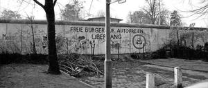 Die Neue Kreisstraße zwischen Kohlhasenbrück und Babelsberg endete einst ziemlich abrupt. Das Mauerbild entstand im Winter 1989/90. 