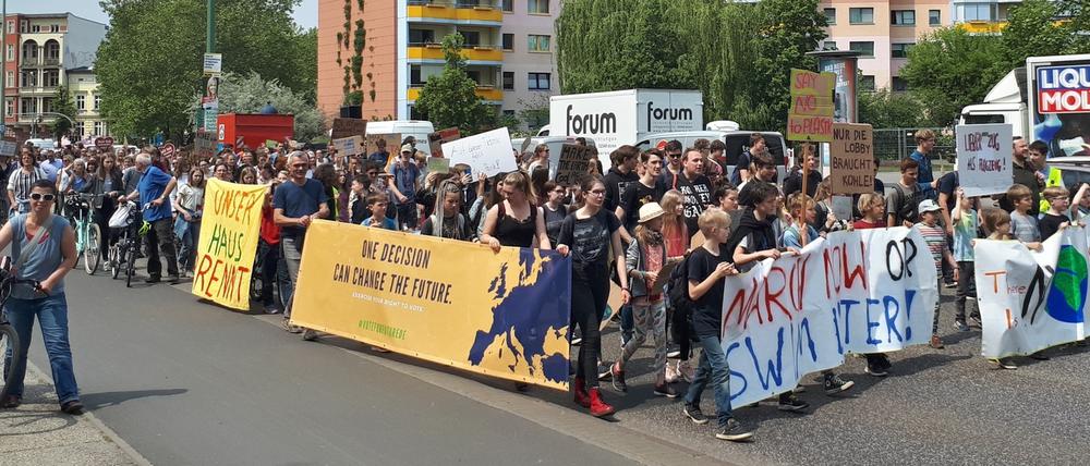 Die Demonstration lief vom Luisenplatz über die Breite Straße zum Landtag in Potsdam.