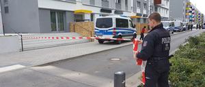 Die Polizei sperrte am frühen Sonntagnachmittag einen Bereich in der Konrad-Wolf-Allee in Drewitz ab.