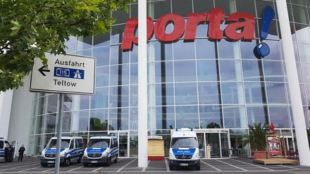 Aus diesem Möbelgeschäft in Potsdam-Drewitz war das Mädchen hinausgelaufen.