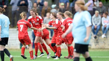 Titelfreude. Inka Wesely, ehemalige Turbine-Bundesligaspielerin, traf für die 74-Frauen. Foto: Benjamin Feller