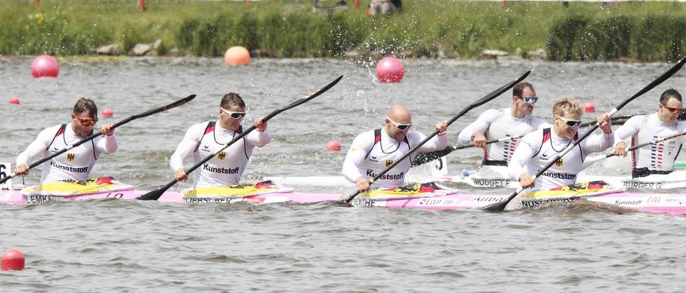 Goldrennen. Ronald Rauhe (vorderes Boot/2.v.r.) holte im Vierer trotz Startproblemen den Sieg.