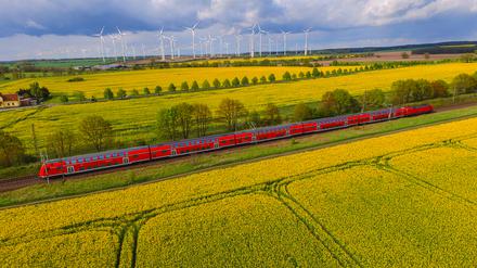 Immer beliebter. Der Regionalexpress RE1, hier auf einer Fahrt von Berlin nach Frankfurt (Oder), ist eine Erfolgsgeschichte. In den 25 Jahren seiner Existenz haben sich die Fahrgastzahlen an einem durchschnittlichen Wochentag mehr als verzehnfacht. Zu Stoßzeiten sind die Züge daher oft überfüllt.