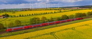 Immer beliebter. Der Regionalexpress RE1, hier auf einer Fahrt von Berlin nach Frankfurt (Oder), ist eine Erfolgsgeschichte. In den 25 Jahren seiner Existenz haben sich die Fahrgastzahlen an einem durchschnittlichen Wochentag mehr als verzehnfacht. Zu Stoßzeiten sind die Züge daher oft überfüllt.