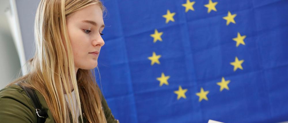 Eine Berliner Schülerin beteiligte sich jüngst an den U18-Europawahlen. Um bei der Europa- und Bundestagswahl abzustimmen, muss man mindestens 18 Jahre alt sein.