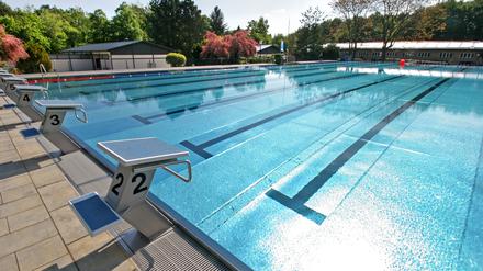 Ab ins kühle Nass. Das neue Edelstahlbecken verspricht ein anderes Schwimmgefühl.Das Wasser soll laut Freibadchef Markus Schmidt „samtener“ sein. Der Grund: Das Wasser strömt besser durch das Becken, es wird weniger Chemie benötigt.