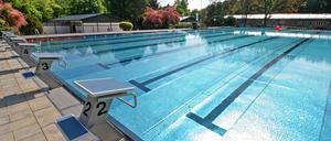 Ab ins kühle Nass. Das neue Edelstahlbecken verspricht ein anderes Schwimmgefühl.Das Wasser soll laut Freibadchef Markus Schmidt „samtener“ sein. Der Grund: Das Wasser strömt besser durch das Becken, es wird weniger Chemie benötigt.