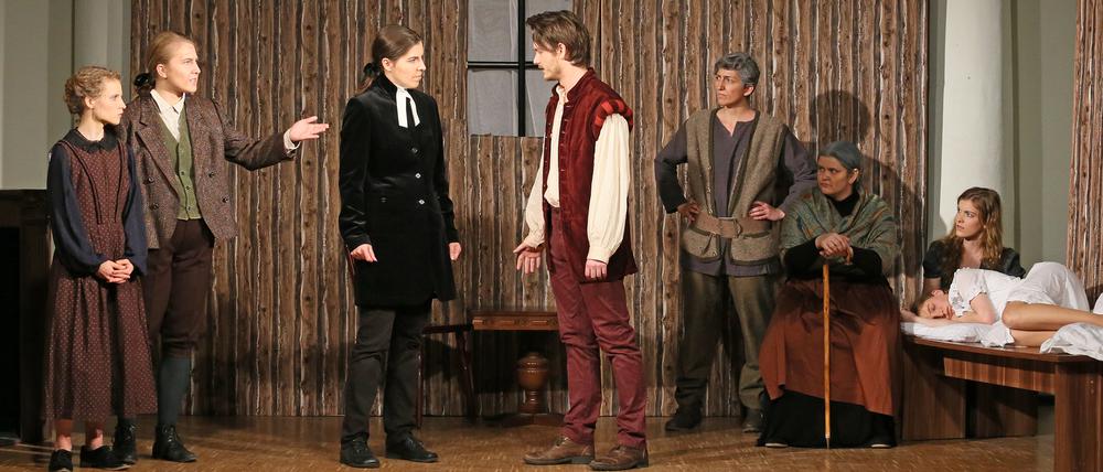 Pfarrer Parris (Stephanie Hauschulz) diskutiert mit John Proctor (Marcel Okrug) über die Existenz von Hexen.