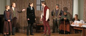 Pfarrer Parris (Stephanie Hauschulz) diskutiert mit John Proctor (Marcel Okrug) über die Existenz von Hexen.