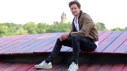 Zu guter Letzt. Moritz von Treuenfels auf der Seebühne des Hans Otto Theaters. Dort ist heute Premiere von „The Queen’s Men“.