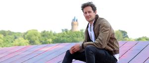 Zu guter Letzt. Moritz von Treuenfels auf der Seebühne des Hans Otto Theaters. Dort ist heute Premiere von „The Queen’s Men“.
