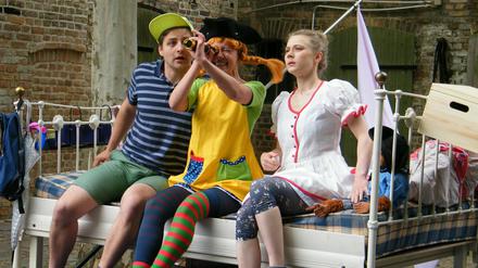 Tommy (Florian Bamborschke), Pippi (Julia Borgmeier) und Annika (Antonia Döring) im Myskodil. 