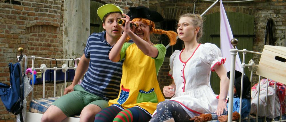 Tommy (Florian Bamborschke), Pippi (Julia Borgmeier) und Annika (Antonia Döring) im Myskodil. 